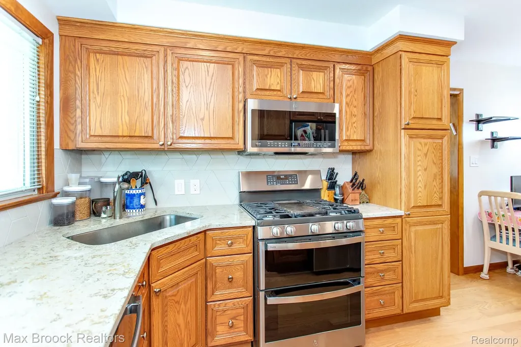 14271 Lincoln Street Oak Park City MI 48237