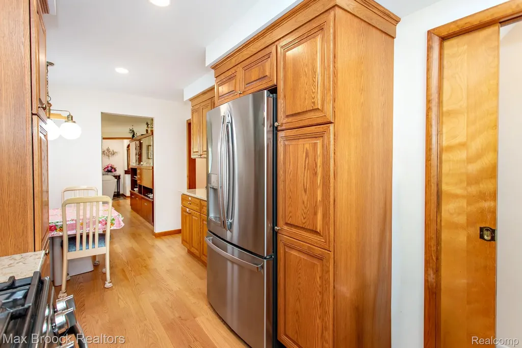 14271 Lincoln Street Oak Park City MI 48237