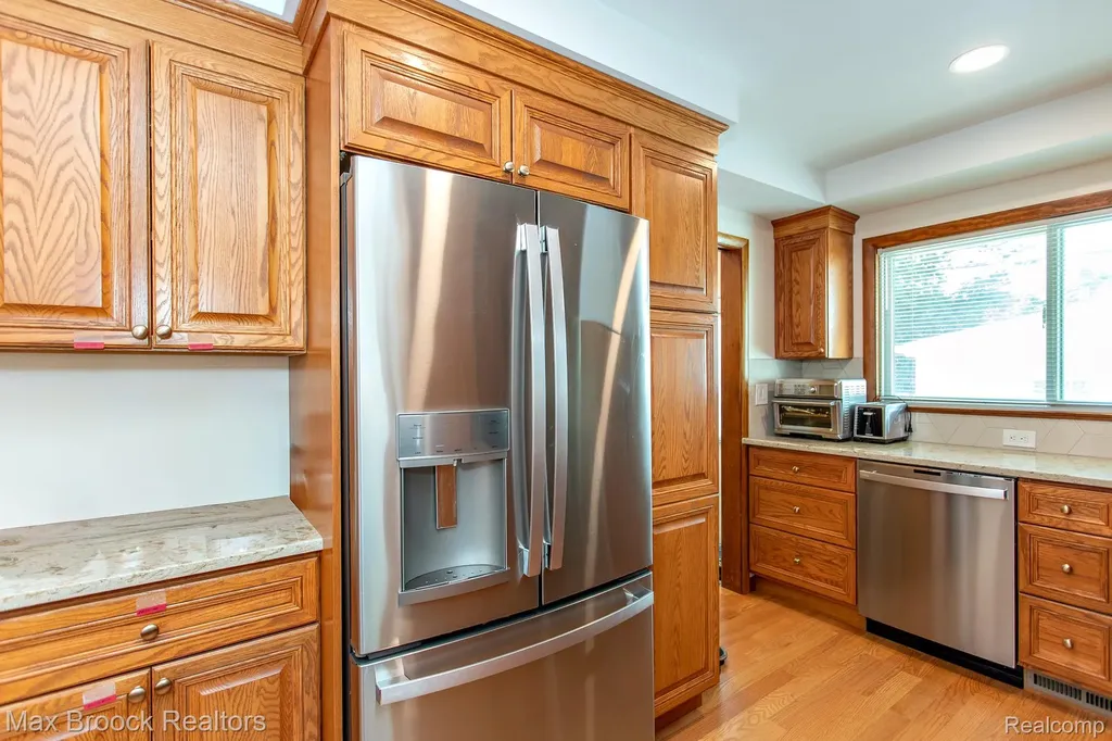 14271 Lincoln Street Oak Park City MI 48237