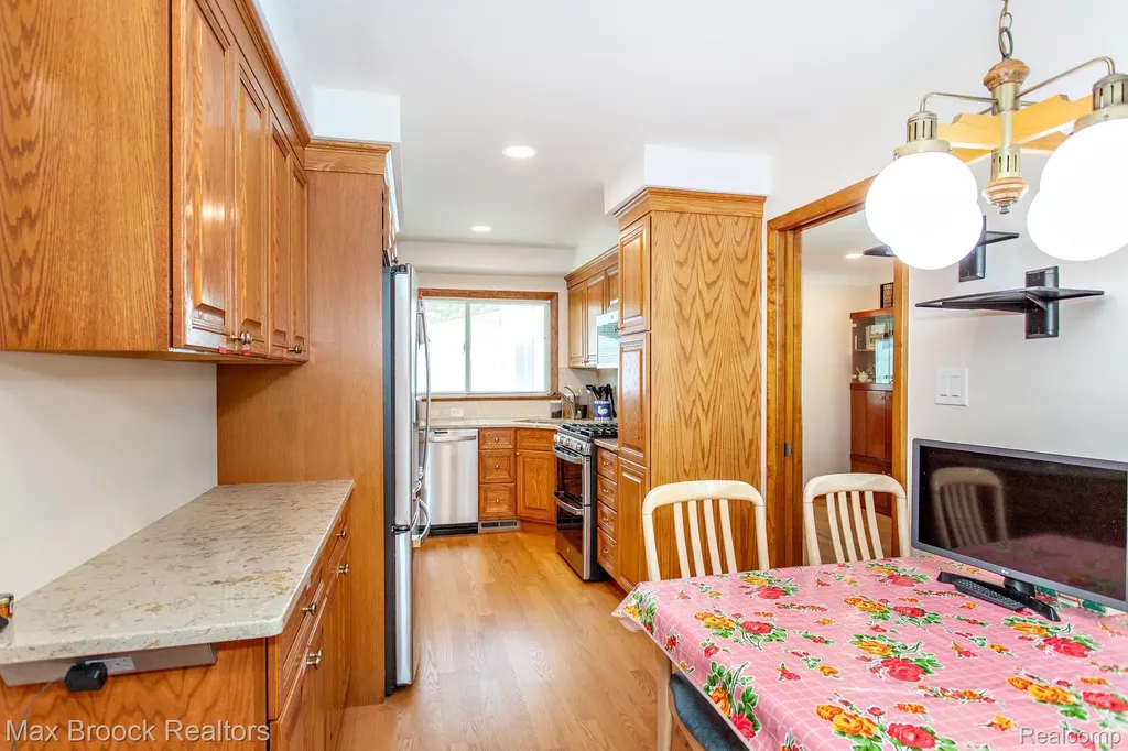 14271 Lincoln Street Oak Park City MI 48237