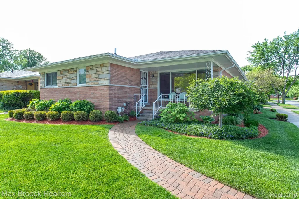14271 Lincoln Street Oak Park City MI 48237