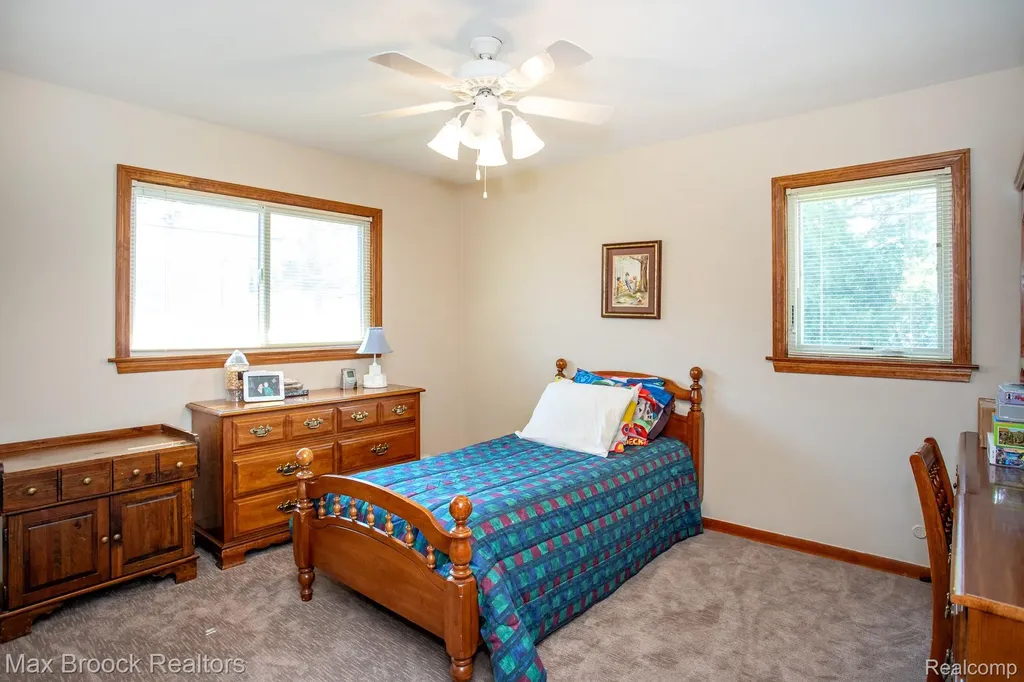 14271 Lincoln Street Oak Park City MI 48237
