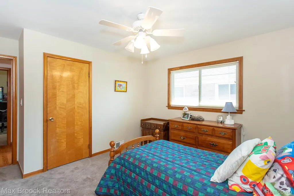 14271 Lincoln Street Oak Park City MI 48237
