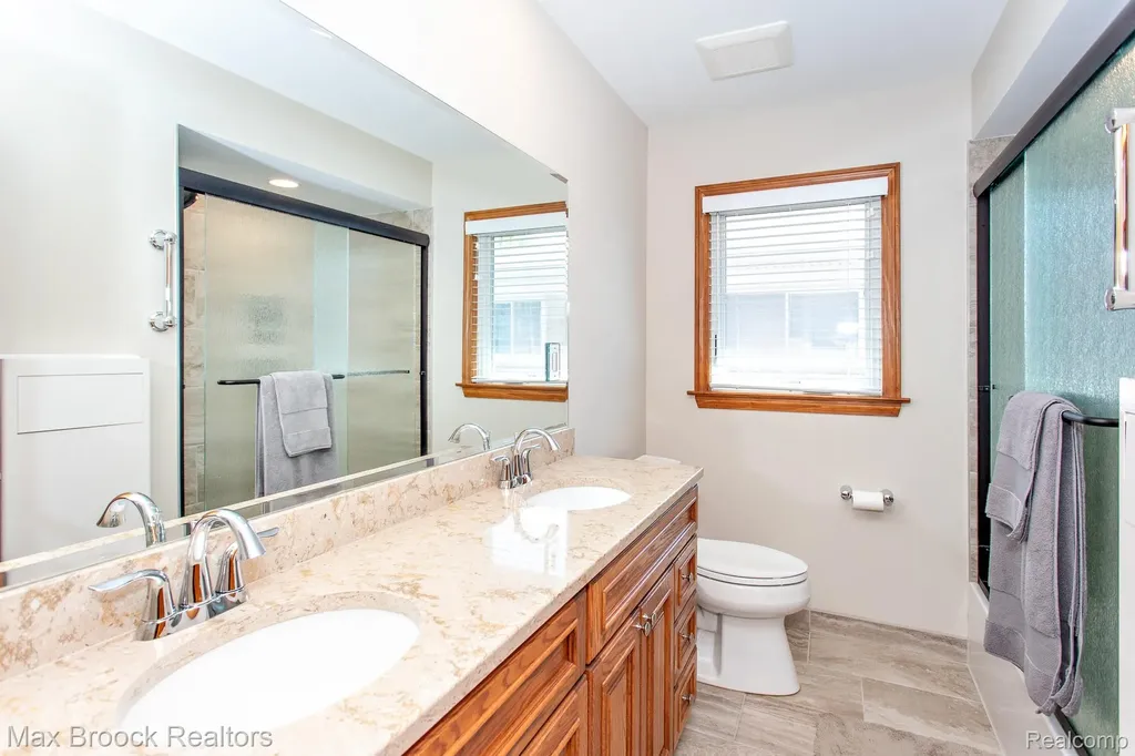 14271 Lincoln Street Oak Park City MI 48237