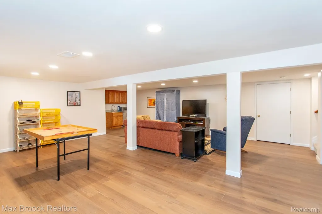14271 Lincoln Street Oak Park City MI 48237