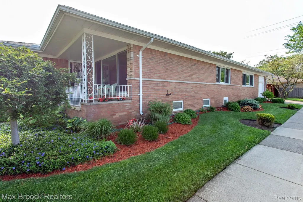 14271 Lincoln Street Oak Park City MI 48237