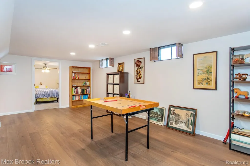 14271 Lincoln Street Oak Park City MI 48237
