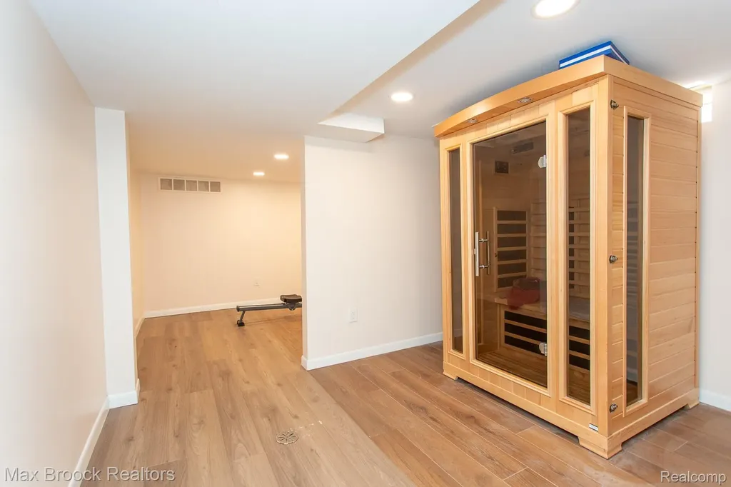 14271 Lincoln Street Oak Park City MI 48237
