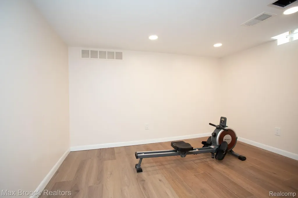 14271 Lincoln Street Oak Park City MI 48237