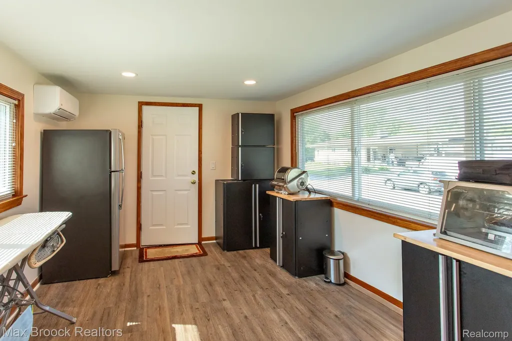 14271 Lincoln Street Oak Park City MI 48237