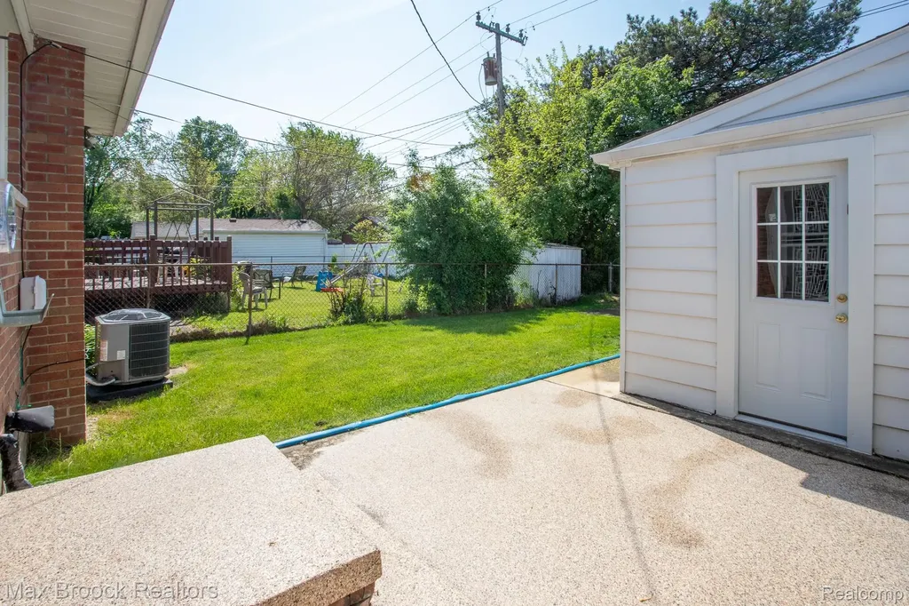 14271 Lincoln Street Oak Park City MI 48237