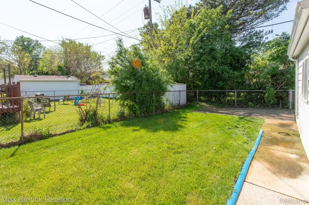 14271 Lincoln Street Oak Park City MI 48237