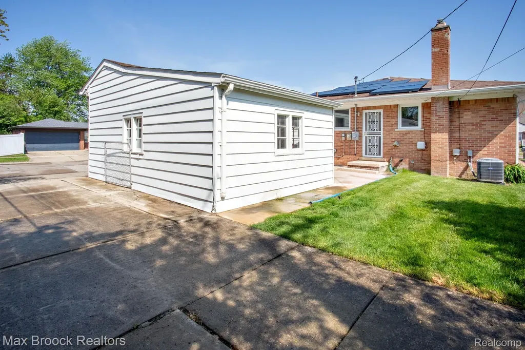 14271 Lincoln Street Oak Park City MI 48237