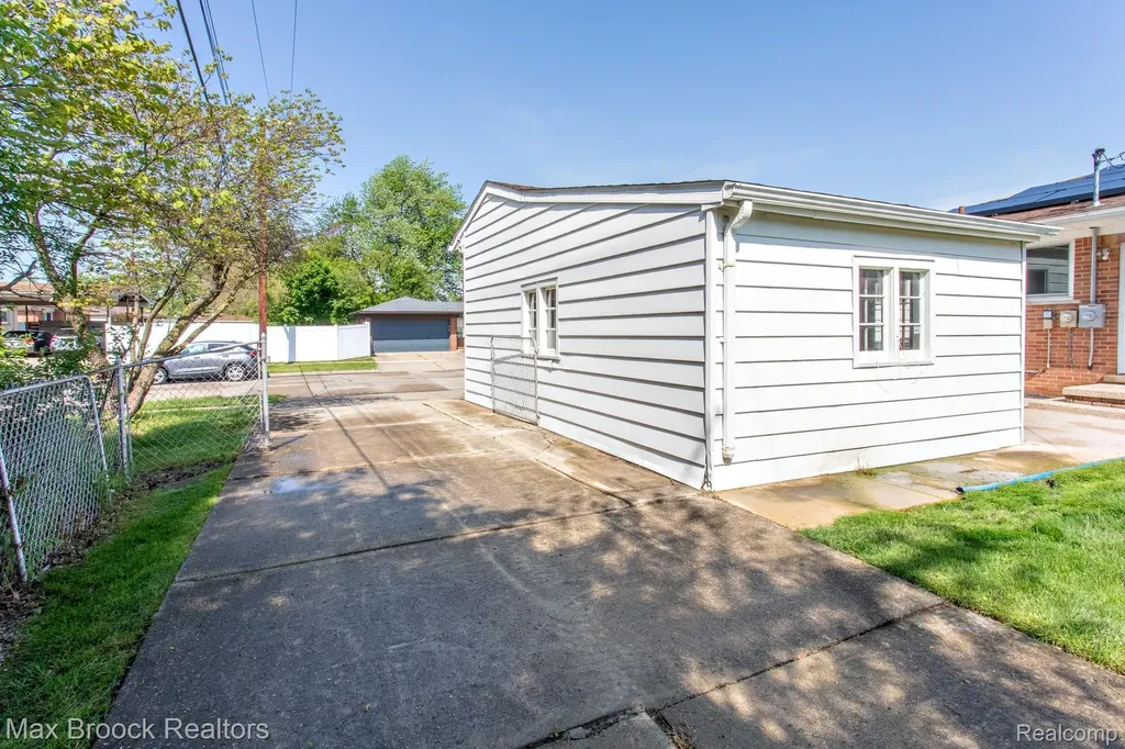 14271 Lincoln Street Oak Park City MI 48237