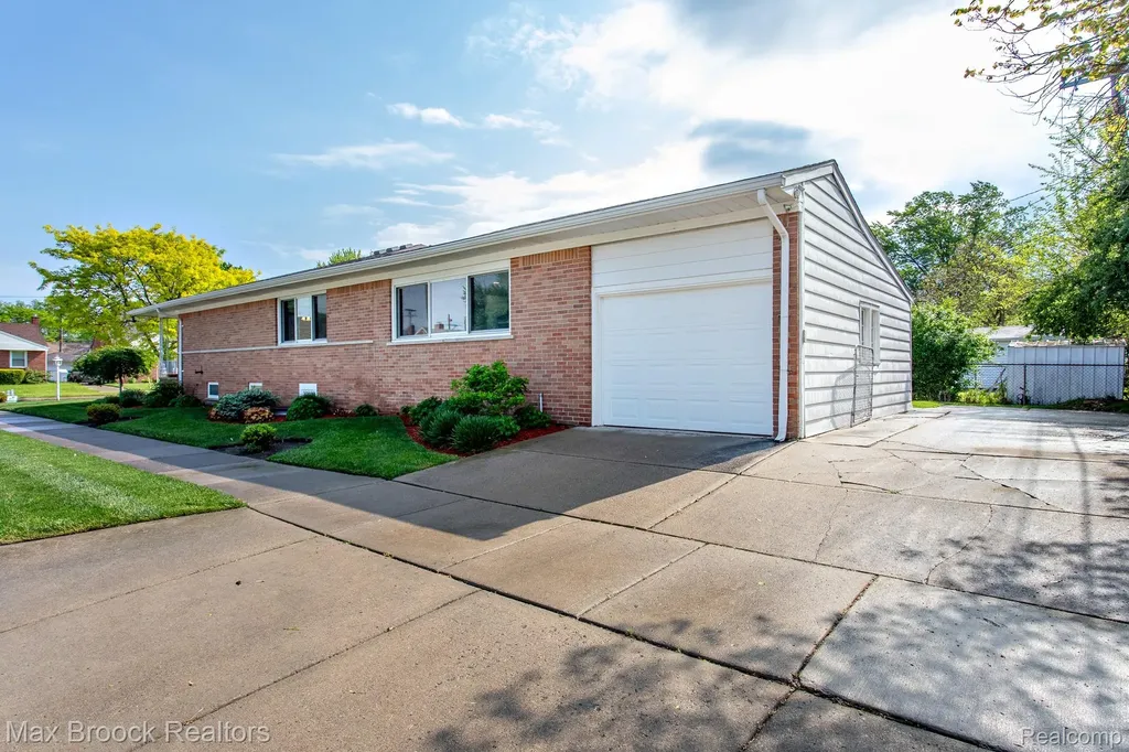 14271 Lincoln Street Oak Park City MI 48237