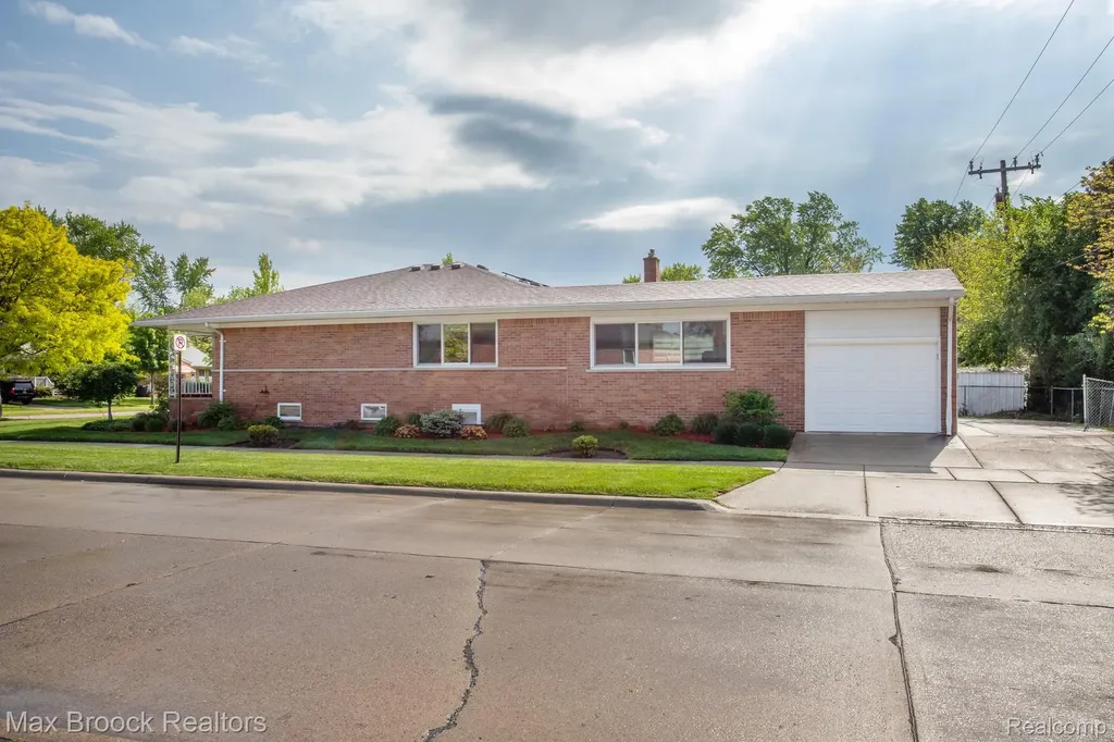 14271 Lincoln Street Oak Park City MI 48237