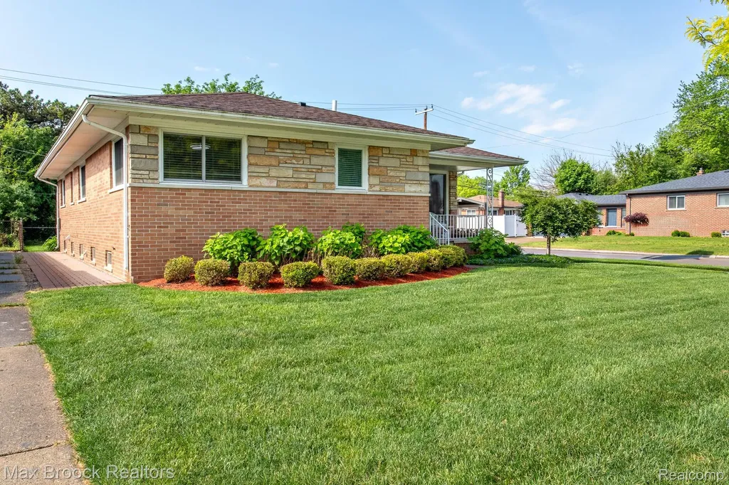 14271 Lincoln Street Oak Park City MI 48237