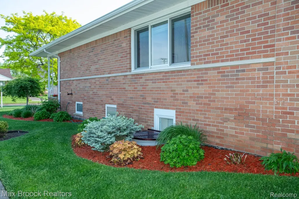 14271 Lincoln Street Oak Park City MI 48237