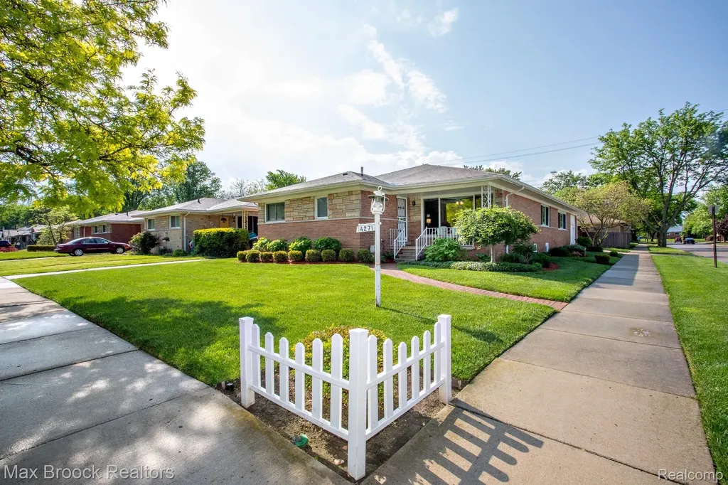 14271 Lincoln Street Oak Park City MI 48237