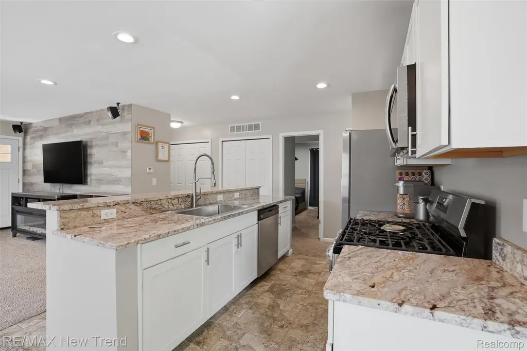 6070 Hackett Waterford Charter Township MI 48327