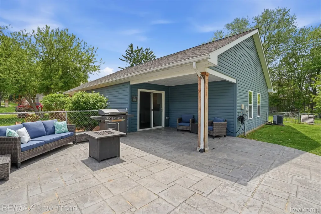 6070 Hackett Waterford Charter Township MI 48327