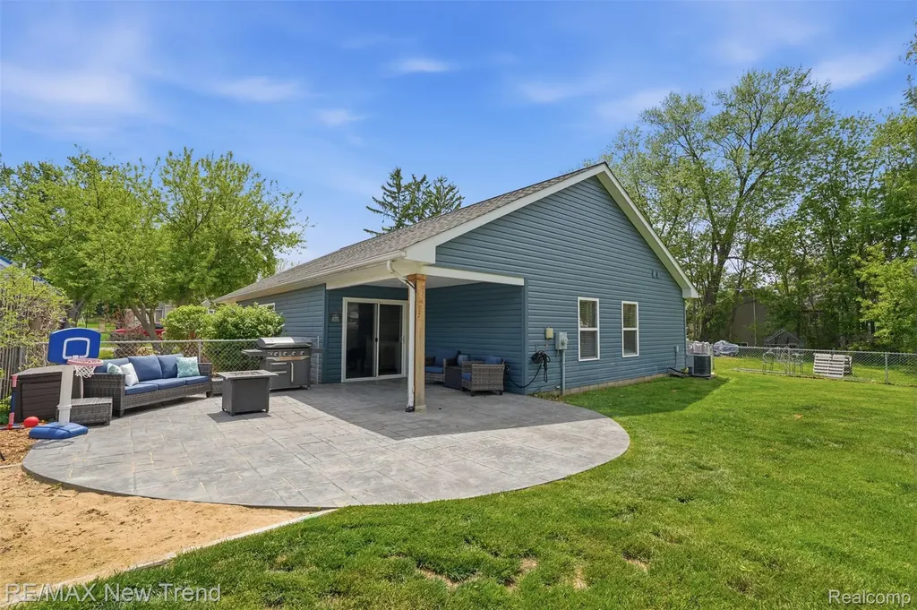 6070 Hackett Waterford Charter Township MI 48327