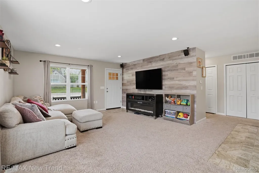 6070 Hackett Waterford Charter Township MI 48327