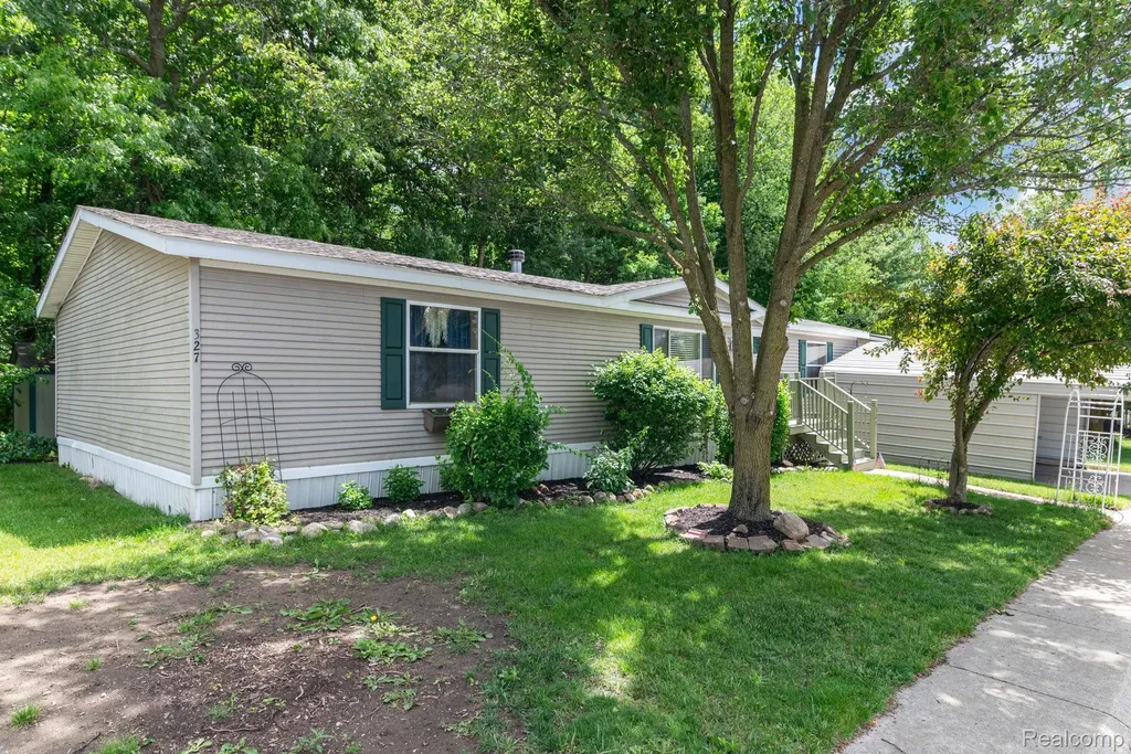 327 Basket Branch Oxford Charter Township MI 48371