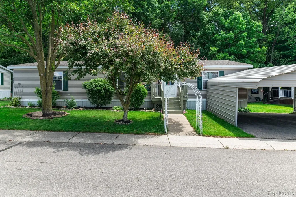 327 Basket Branch Oxford Charter Township MI 48371