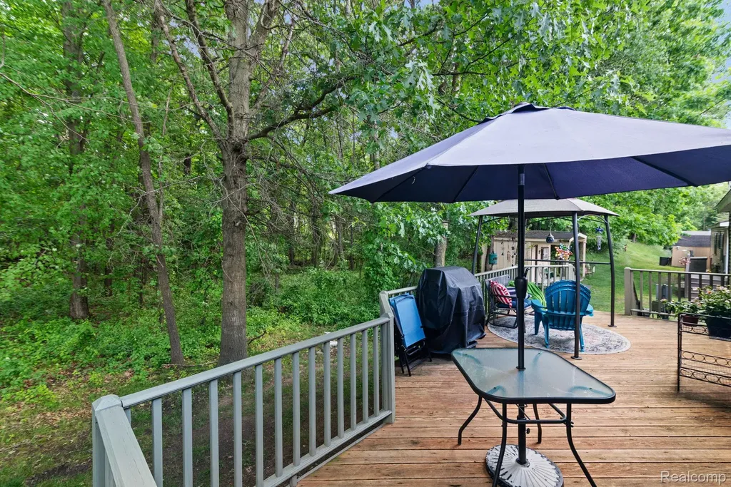 327 Basket Branch Oxford Charter Township MI 48371