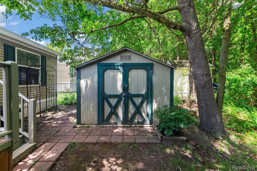 327 Basket Branch Oxford Charter Township MI 48371