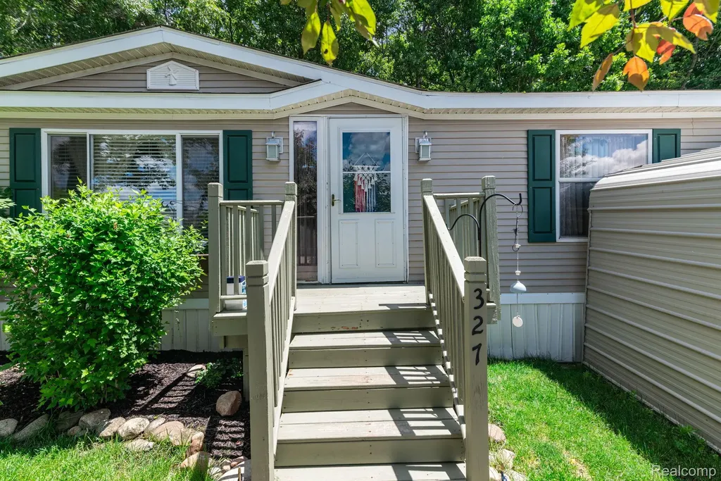 327 Basket Branch Oxford Charter Township MI 48371