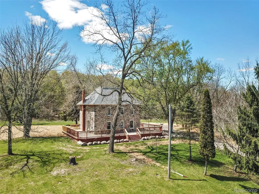 5660 Mill Street Peck Village MI 48466