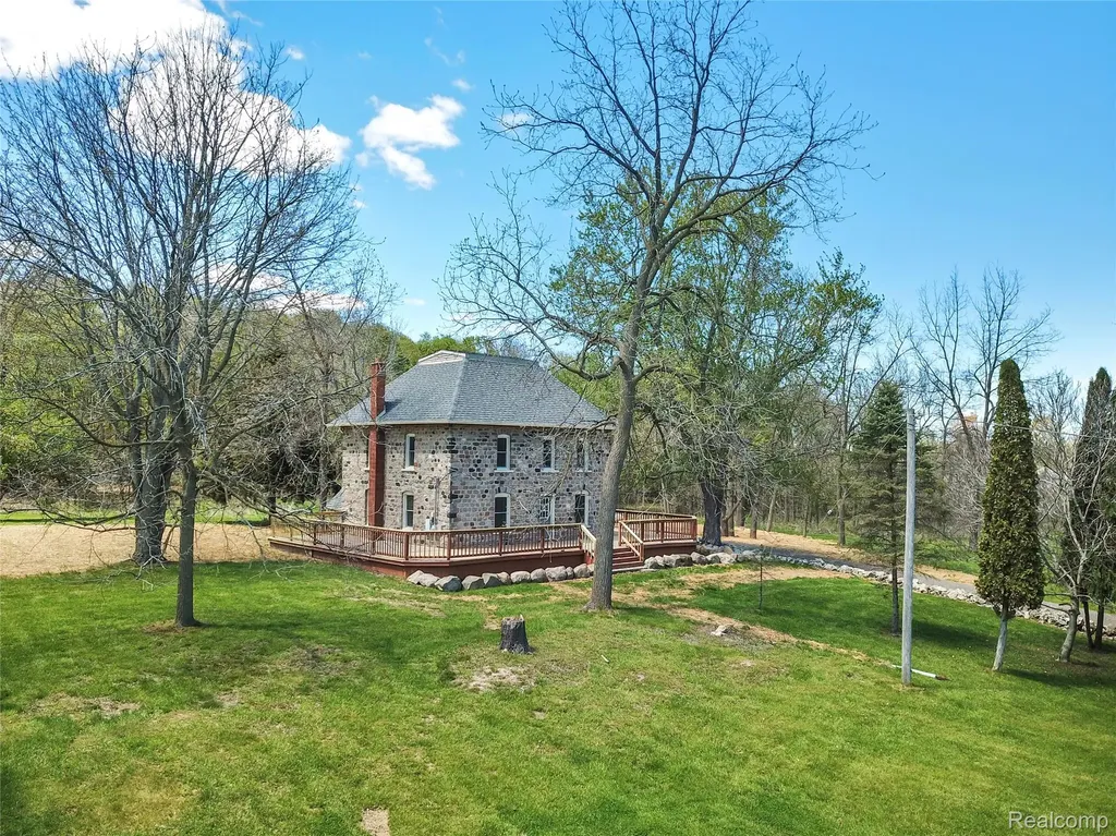 5660 Mill Street Peck Village MI 48466