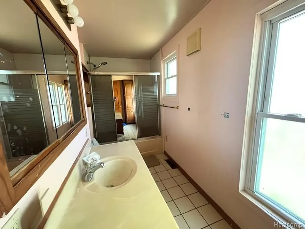 109 Cogshall Street Holly Village MI 48442
