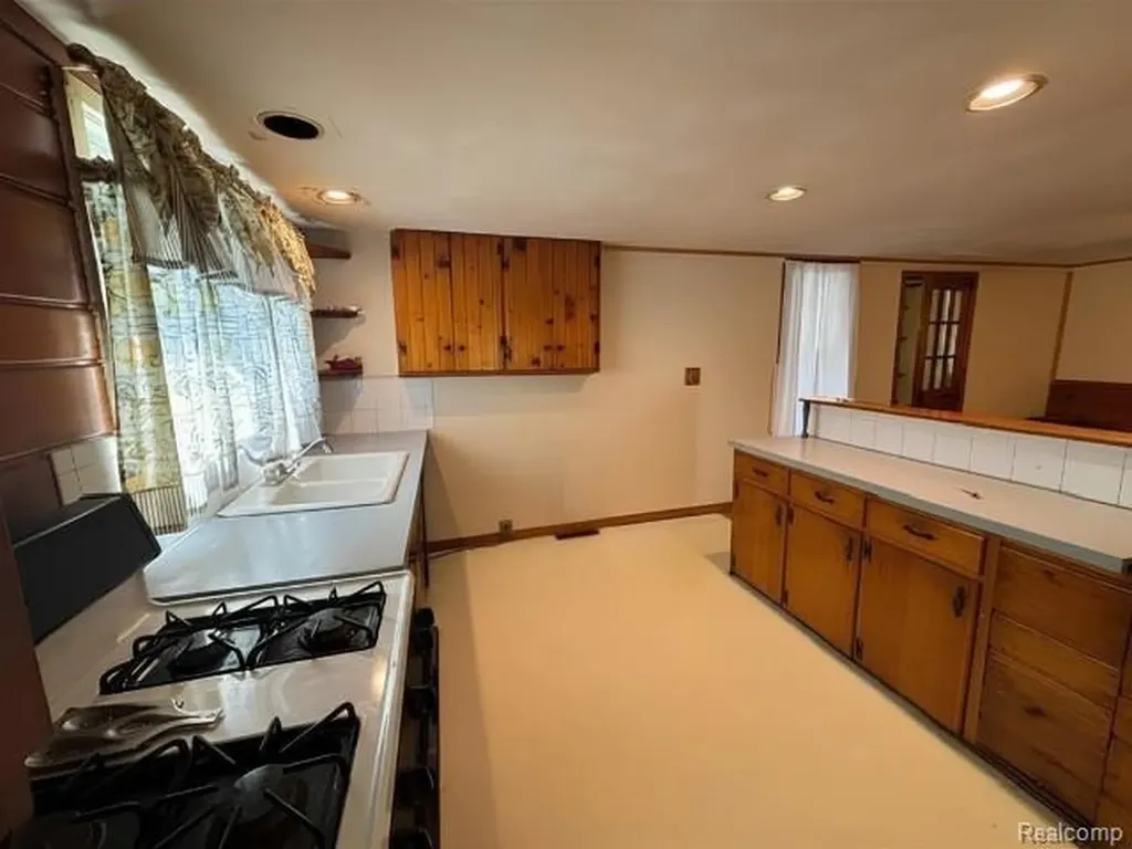 109 Cogshall Street Holly Village MI 48442