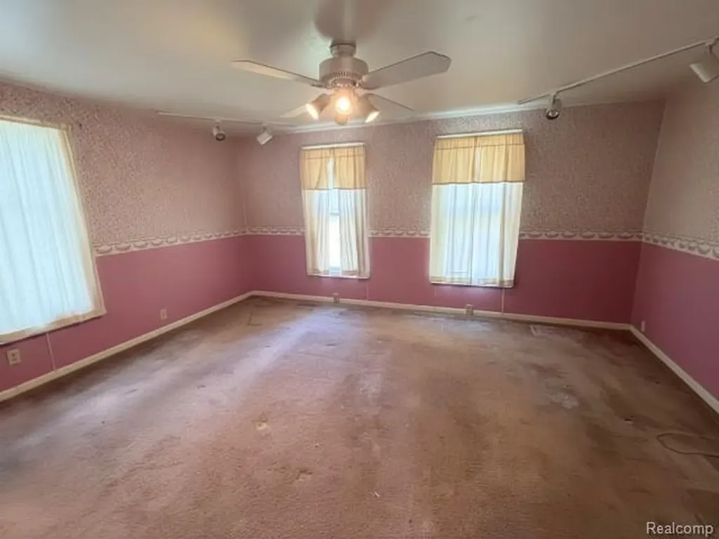 109 Cogshall Street Holly Village MI 48442
