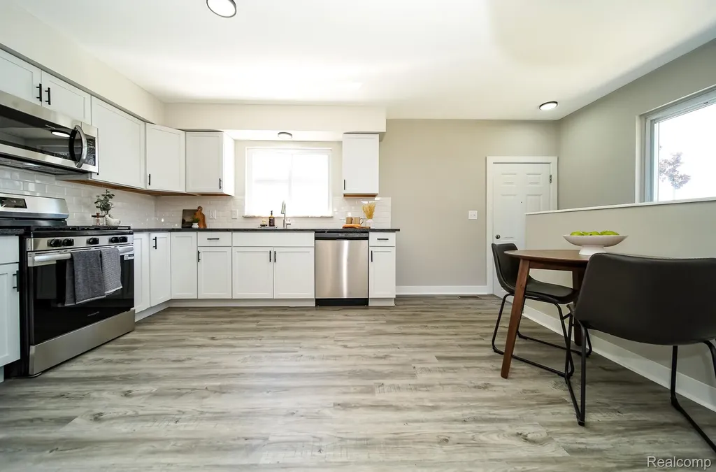 32100 Ruehle Avenue Warren City MI 48093