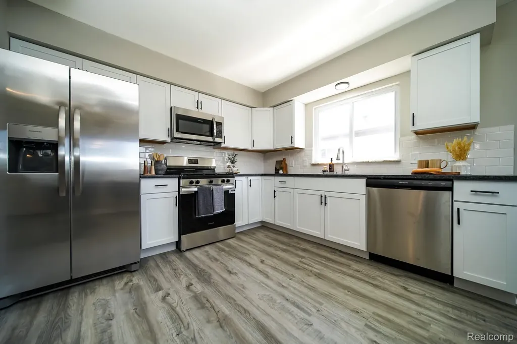 32100 Ruehle Avenue Warren City MI 48093