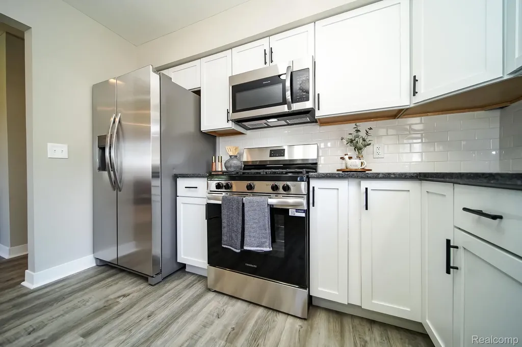 32100 Ruehle Avenue Warren City MI 48093