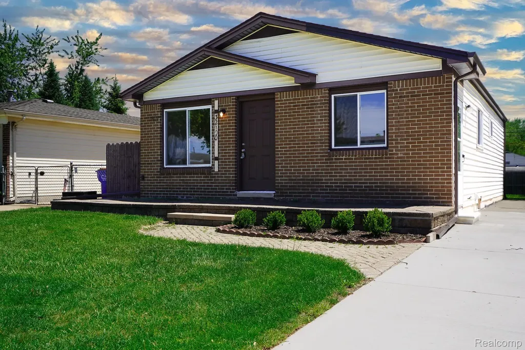32100 Ruehle Avenue Warren City MI 48093