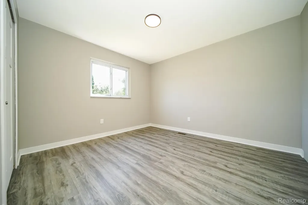 32100 Ruehle Avenue Warren City MI 48093
