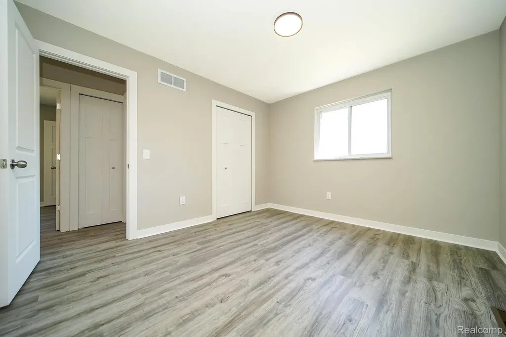 32100 Ruehle Avenue Warren City MI 48093