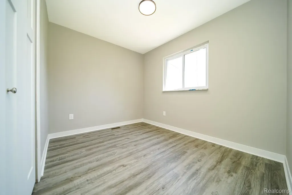 32100 Ruehle Avenue Warren City MI 48093
