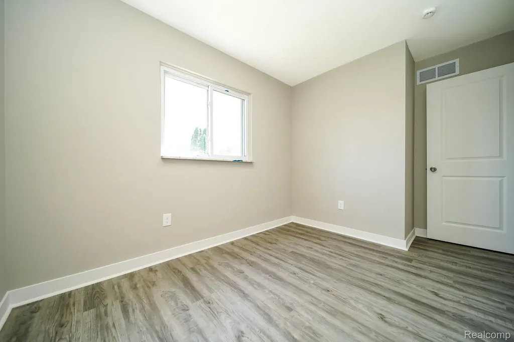 32100 Ruehle Avenue Warren City MI 48093