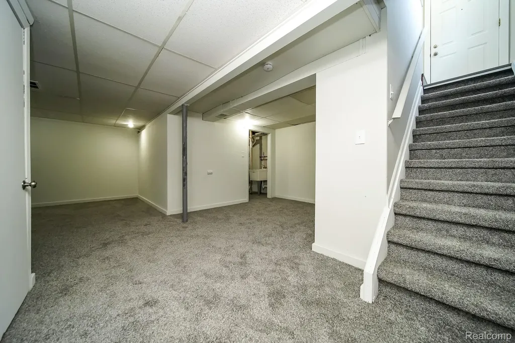 32100 Ruehle Avenue Warren City MI 48093