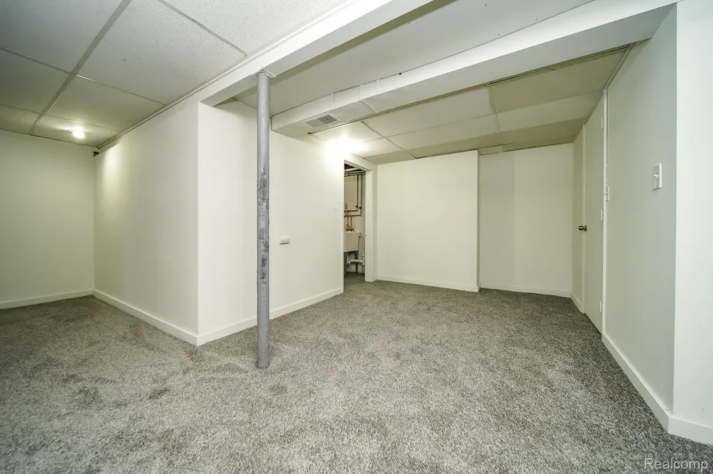 32100 Ruehle Avenue Warren City MI 48093