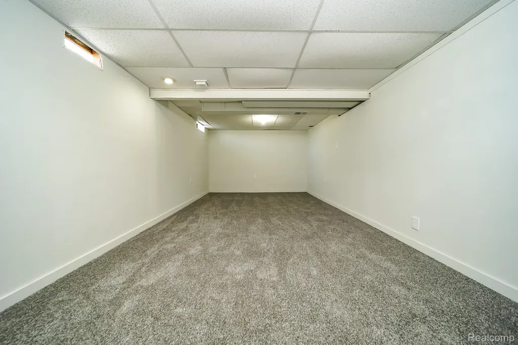 32100 Ruehle Avenue Warren City MI 48093