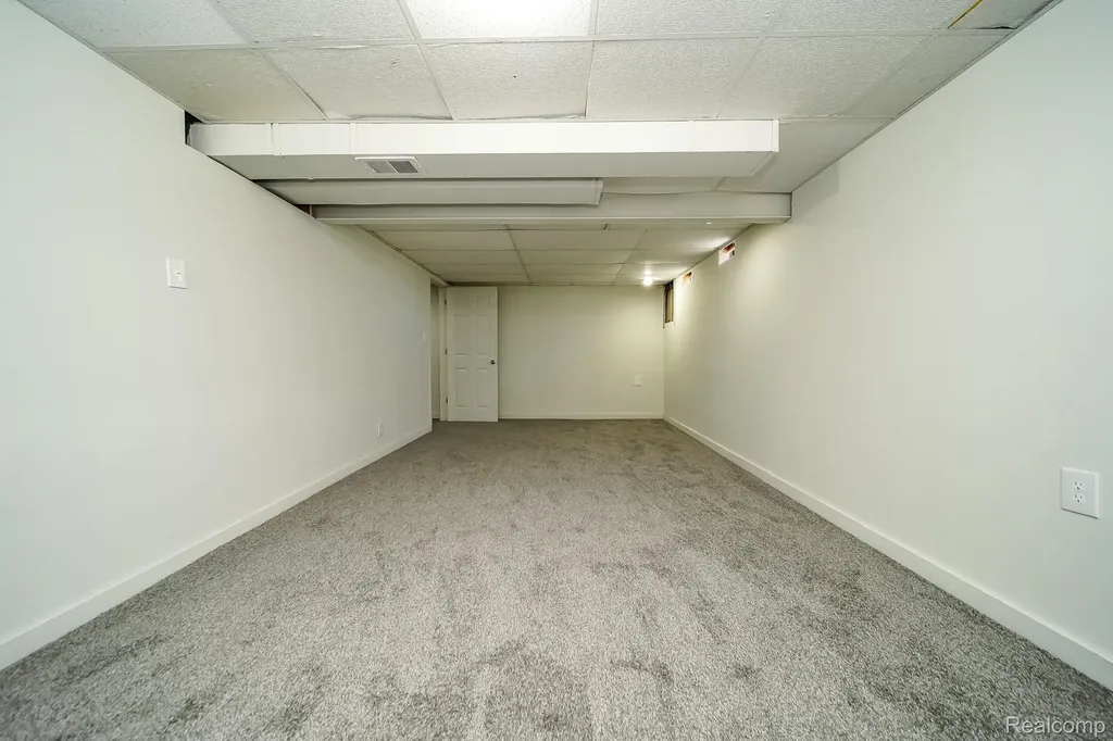 32100 Ruehle Avenue Warren City MI 48093