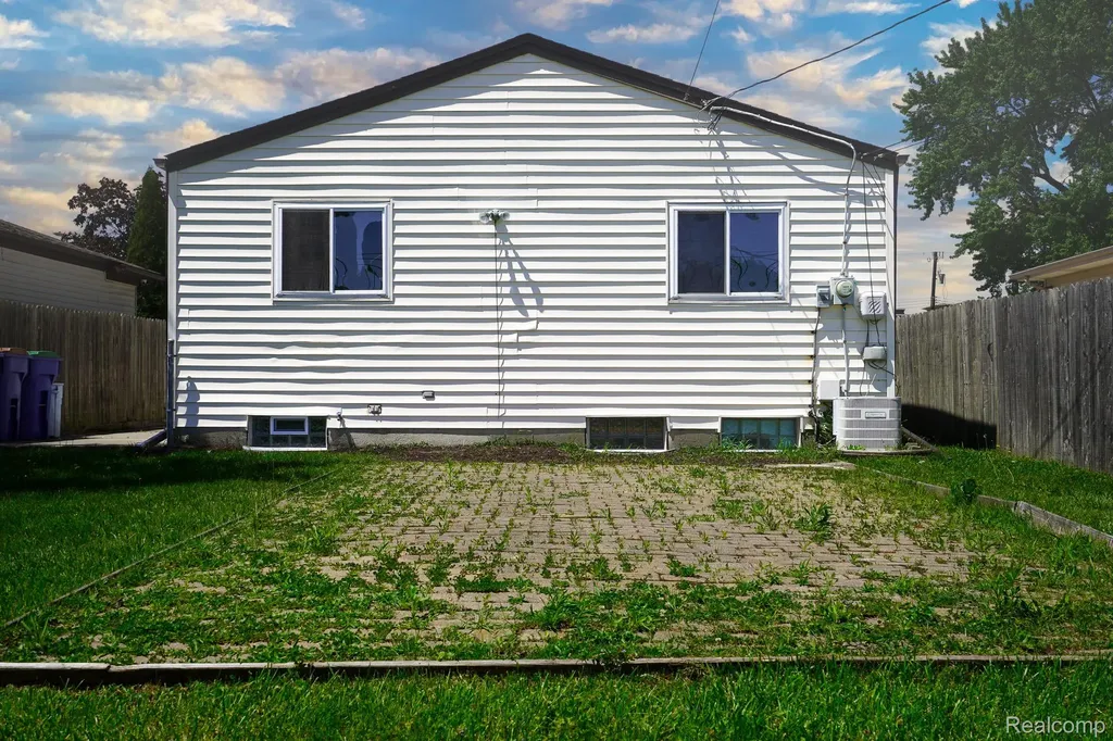 32100 Ruehle Avenue Warren City MI 48093